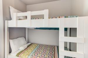 Μία ή περισσότερες κουκέτες σε δωμάτιο στο 0607 Just Beachy by Atlantic Towers