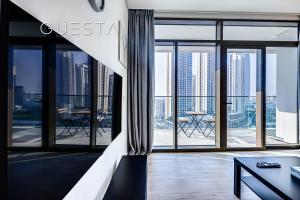 uma sala de estar com vista para a cidade em Palace Residences, Dubai Creek Harbour em Dubai