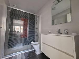 Koupelna v ubytování Santapolabeach + 22 fotografií