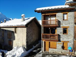 een gebouw met een balkon en sneeuw op het dak bij Chalet haut de gamme 8 chambres avec sauna à 250m des pistes, St Martin de Belleville - FR-1-452-75 in Saint-Martin-de-Belleville +13 foto's