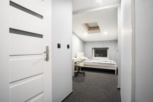 otwarte drzwi do pokoju z łóżkiem w tle w obiekcie Prywatny pokój z prywatną łazienką - Senatorska 36 w Łodzi