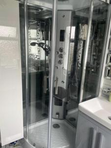 um chuveiro com uma porta de vidro na casa de banho em Hidden Gem em Great Parndon