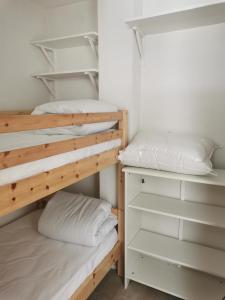 Ce lit se trouve dans un dortoir doté de 2 lits superposés et de murs blancs. dans l'établissement Appartement lumineux et calme - La Foux-Mercantour, à Allos
