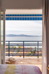 1 dormitorio con vistas al océano desde el balcón en The Manga Beach Sea view Studio - 3 mins walking from sandy beach - Fibre-Wifi & Airco, en La Manga del Mar Menor