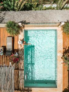 a swimming pool next to a wooden fence at Casa Valentini Pousada in Jericoacoara