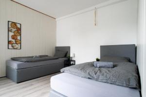 HauにあるWork & Stay Apartment Bedburg Hauのベッドとソファのある寝室