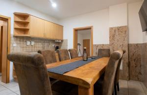 comedor con mesa de madera y sillas en Work & Stay Apartment Bedburg Hau en Hau