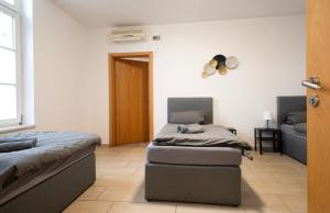 HauにあるWork & Stay Apartment Bedburg Hauのドア付きの部屋のツインベッド2台