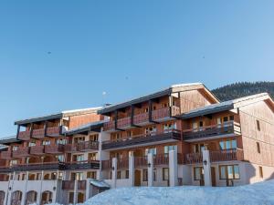 a building with snow in front of it at Appartement La Plagne-Tarentaise, 2 pièces, 5 personnes - FR-1-353-81 in Montchavin