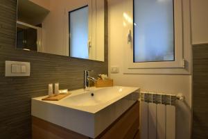 莫迪卡Casa degli Avi Don Neli, immersa nella natura的浴室里有洗手池和镜子 更多70张照片