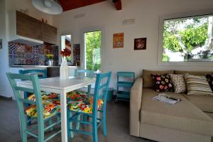 莫迪卡Casa degli Avi Don Neli, immersa nella natura的带桌椅和沙发的客厅