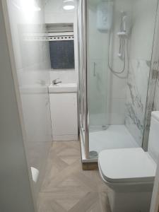 Ένα μπάνιο στο Good priced Single Rooms in harrow with shared bathrooms