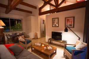 a living room with a couch and a table at Le Lodge du Cap Ferret in Cap-Ferret