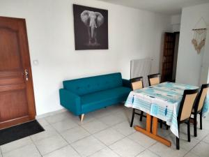 sala de estar con sofá azul y mesa en LE VILLAGE DU PARC en Aigre