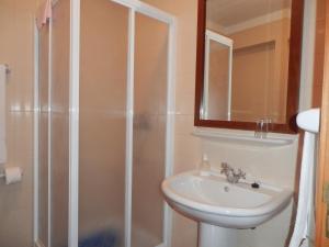 ein Badezimmer mit Dusche und Waschbecken in der Unterkunft Quinta de São Simão Turismo e Eventos in Vieira do Minho + 5 Fotos