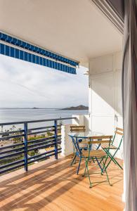 balcón con mesa, sillas y vistas al océano en The Manga Beach Sea view Studio - 3 mins walking from sandy beach - Fibre-Wifi & Airco, en La Manga del Mar Menor