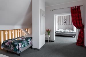 sypialnia z 2 łóżkami i schodami w obiekcie Hotel Amalia w Kudowie Zdroju