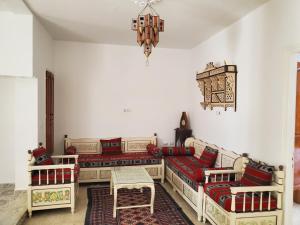 Zimmer mit 2 Betten und 2 Stühlen in der Unterkunft Omnia House in Monastir