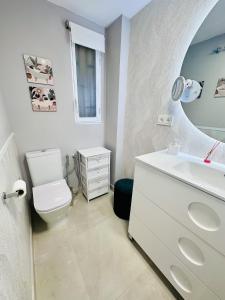 ein Badezimmer mit einem WC, einem Waschbecken und einem Spiegel in der Unterkunft A1031 - Entreplayas 1 - 2004 Finestrat in Cala de Finestrat