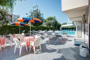 Bazén v ubytování Hotel Everest nebo v jeho okolí
