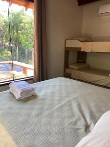 - une chambre avec un grand lit et une fenêtre dans l'établissement Chalé Buriti, à Bonito