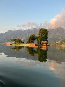 a large body of water with mountains in the background at Houseboat Bendmeer Heritage in Srinagar