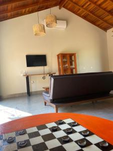 Televízia a/alebo spoločenská miestnosť v ubytovaní Chalé Buriti