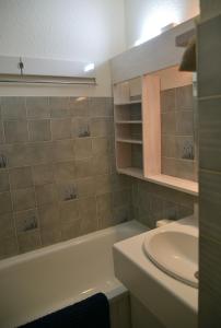 ein Badezimmer mit einem Waschbecken, einem WC und einer Badewanne in der Unterkunft Appartement lumineux et calme - La Foux-Mercantour in Allos