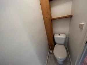 uma casa de banho com WC num quarto em Appartement Les Menuires, 2 pièces, 5 personnes - FR-1-452-250 em Les Menuires
