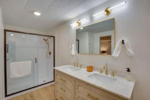 Ένα μπάνιο στο Lakefront Frankston Cabin with Dock and Fire Pit! +24 φωτογραφίες