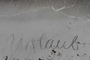 een woord geschreven in het zand op het strand bij Familien Ferienhof Lucky bei Kühlungsborn OFC 08 in Diedrichshagen
