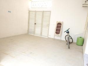 um quarto com uma bicicleta estacionada ao lado de uma garagem em Omnia House em Monastir