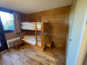 a cabin with bunk beds in a room with a window at Appartement Courchevel 1850, 3 pièces, 6 personnes - FR-1-514-27 in Courchevel