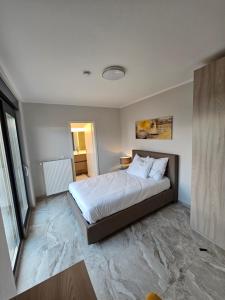 een slaapkamer met een groot bed met witte lakens bij Valpino 