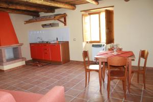 una cucina e una sala da pranzo con tavolo e camino di Agriturismo Pietro Falcone a Celico Altre 37 foto