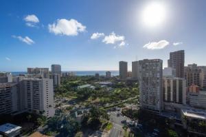vistas a una ciudad con edificios y al océano en Private Modern Luxury Studio B Waikiki Ocean View, en Honolulu
