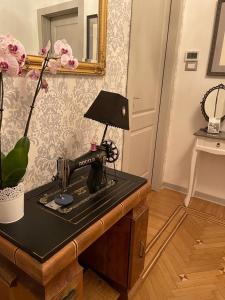 una scrivania con lampada e telefono di THE FIRST a Trieste