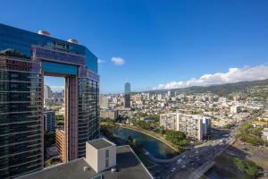 vista de uma cidade a partir de um edifício em Private Modern Luxury Corner Studio Ocean View em Honolulu