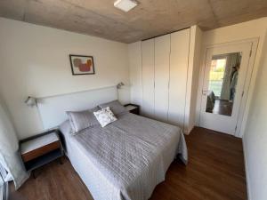 a bedroom with a bed and a window at Edificio Pinheiros in Punta del Este