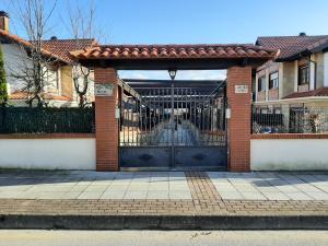 Zdjęcie z galerii obiektu Villa Luisa Apartment w mieście Somo