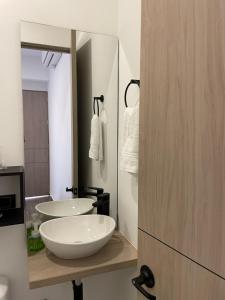 Baño con 2 lavabos y espejo en Deko rooms, en Arauca