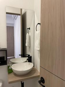 a bathroom with two sinks and a mirror at Deko rooms in Arauca