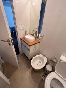 uma pequena casa de banho com WC e lavatório em Edificio Pinheiros em Punta del Este