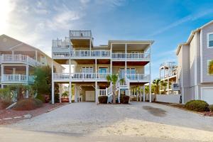 duży apartamentowiec z białymi balkonami w obiekcie All Decked Out w mieście Ocean Isle Beach