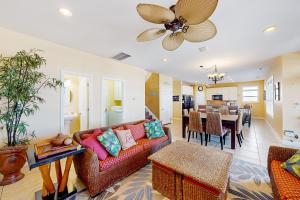 sala de estar con sofá y mesa en All Decked Out, en Ocean Isle Beach