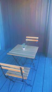 una mesa y un banco con una maceta. en Home Away en Swanscombe
