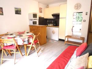 a kitchen and dining room with a table and chairs at Appartement T2 pour 6 personnes, balcon, parking, St-Lary-Soulan - FR-1-457-142 in Saint-Lary-Soulan