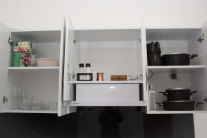 eine Person, die ein Foto von einem Küchenschrank macht in der Unterkunft Art life apartment Flora в спальне нет окна in Alanya