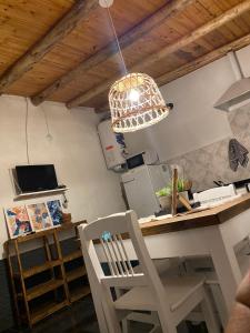 cocina con mesa, silla y luz en San Julián en San Rafael