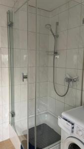eine Dusche mit Glastür im Bad in der Unterkunft Freundliches Apartment Helpup in Oerlinghausen